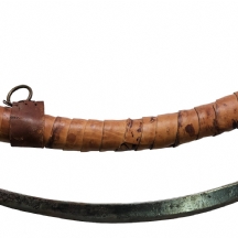 חרב מתכת ישנה וידית מאוחרת עשויה קרן חיה