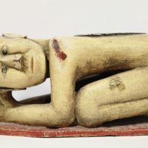 פסל אסייתי עתיק (כיסה לכניסה למקדש), עשוי עץ מגולף וצבוע, מאסיבי וכבד