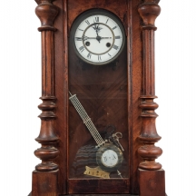 שעון אורלוגין גרמני עתיק מהרבע האחרון של המאה ה-19, עשוי עץ וזכוכית, שני מפתחות