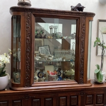 רהיט ויטרינה עתיק איכותי ויפה במיוחד