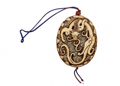 מדליון מזל סיני עתיק עשוי חומר לבן יוקרתי מגולף משני צידיו בעבודת יד