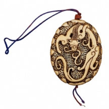 מדליון מזל סיני עתיק עשוי חומר לבן יוקרתי מגולף משני צידיו בעבודת יד