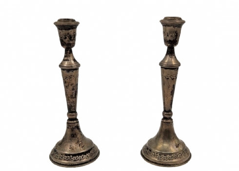 זוג פמוטי כסף, עשויים כסף '800, חתומים, משקל: 127 גרם, גובה: 21 ס"מ.