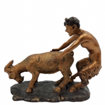 פסל ברונזה קטן עשוי משני חלקים בדמות סאטיר (Satyr) שטוף זימה ותיש