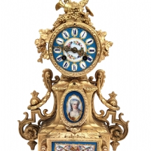 שעון קמין צרפתי עתיק ומפואר מהשליש האחרון של המאה ה-19, עשוי שפלטר מוזהב