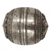 מיכל אסייתי עתיק למשחת אגוזי בטל, עשוי כסף, המאה ה-19.