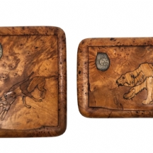 לוט של 2 קופסאות רוסיות עתיקות לסיגריות, עשויות עץ וכסף, יוצרו בעיר קרסנויארסק