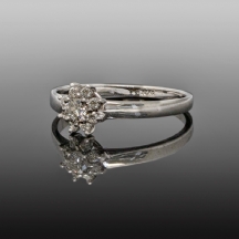 טבעת אירוסין משובצת יהלומים