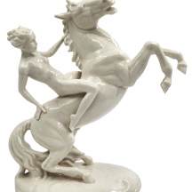 פסל פורצלן גרמני בדמות אמזונה על סוס