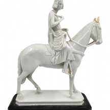 פסל פורצלן גרמני לבן מתוצרת חברת: 'רוזנטל' (Rosenthal), בדמות 'פרש במברג'