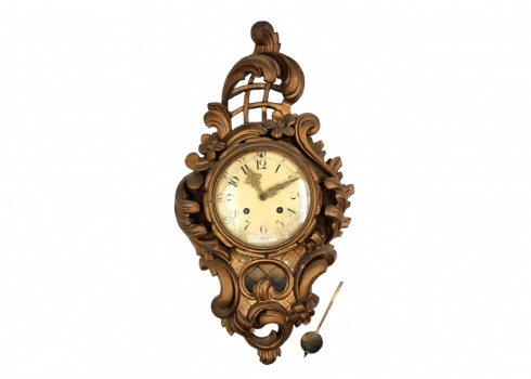 שעון קרטל ישן, כפי הנראה שבדי, עשוי עץ צבוע זהב, יש מטוטלת, לא נבדק מצב עבודה
