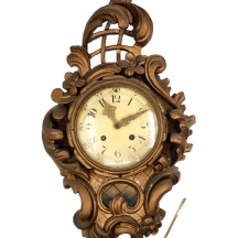 שעון קרטל ישן, כפי הנראה שבדי, עשוי עץ צבוע זהב, יש מטוטלת, לא נבדק מצב עבודה