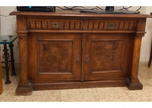 שידה עתיקה עשויה עץ