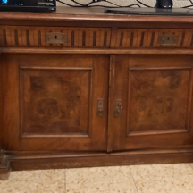 שידה עתיקה עשויה עץ