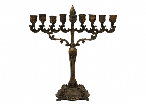 חנוכייה ישנה בסגנון עתיק, עשויה פליז יצוק