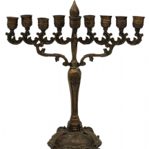 חנוכייה ישנה בסגנון עתיק, עשויה פליז יצוק