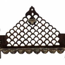 חנוכייה ישנה מאמצע המאה העשרים, עשויה יציקת פליז, בסגנון צפון אפריקה