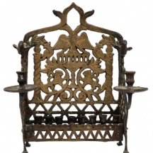 חנוכייה ישנה בסגנון מזרח אירופאי של המאה ה-18, עשויה יציקת פליז