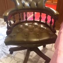 כיסא משרדי עתיק עשוי עץ וריפוד עור ירוק בדגם קפיטונאז'