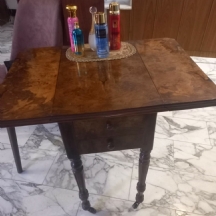 שולחן עתיק בעל 'כנפיים' נפתחות עשוי עץ בן יותר ממאה שנה