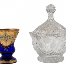 לוט של 2 פריטים הכולל, בונבוניירת קריסטל גרמנית וגביע זכוכית מורנו איטלקי