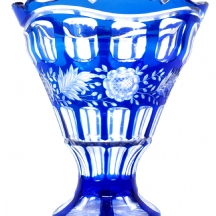 אגרטל קריסטל צ'כי ישן בצורת גביע, עשוי קריסטל מרובד בכחול על שקוף