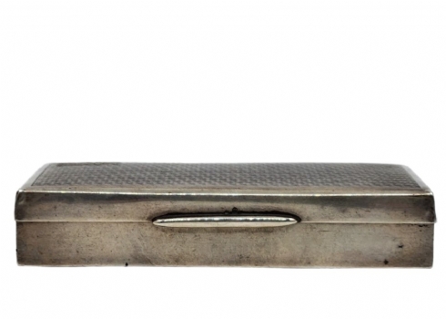 קופסת כסף שולחנית פורטוגלית, יוצרה בליסבון, עשויה כסף: '833' (חתומה), מעוטרת