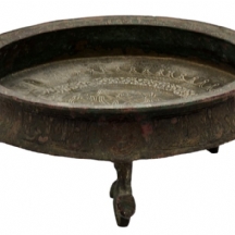 פינכה איסלאמית עתיקה עגולה, על שלוש רגליות בצורת בעלי חיים, המאה ה: 13 עד ה: 16