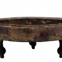 פינכה איסלאמית עתיקה עגולה, על שלוש רגליות, המאה ה: 13 עד ה: 16, עשויה נחושת