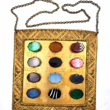 טס מאסוני (בונים חופשיים), יכול לשמש גם כטס לספר תורה, מעוצב בצורת החושן של הכהן