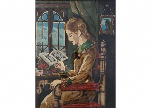 'נערה קוראת לאור חלון' - תמונת גובלן צרפתית ישנה