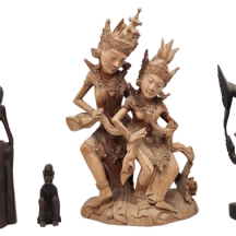 לוט של 4 פסלים ישנים ושונים, אפריקאים ואסיתיים, עשויים עץ