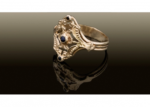 טבעת זהב משובצת אבני ספיר   (1850)
