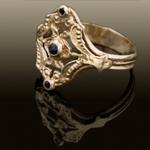 טבעת זהב משובצת אבני ספיר   (1850)