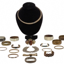 לוט של 19 צמידי מתכת ישנים ושונים עשויים חומרים שונים