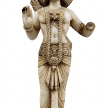 פסל שיש הודי עתיק מהמאה ה-19 או לפני, בדמותה של פרוואטי, שאריות צבע והזהבה