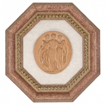 תבליט דקורטיבי ישן בסגנון עתיק (אובלי), מעוטר בדמותן של שלושת הגראציות