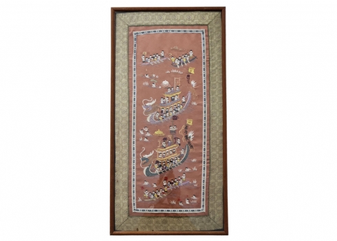 תמונה סינית ישנה ויפה, רקומה בדמויות של ילדים בסירות דרקון, על בד משי