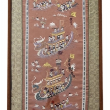 תמונה סינית ישנה ויפה, רקומה בדמויות של ילדים בסירות דרקון, על בד משי