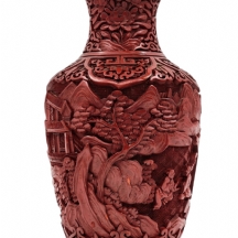 אגרטל לכה סיני ישן, עשוי נחושת, מעוטר לכה אדומה מסוג 'Red Cinnabar' ואמייל בגוון