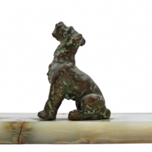 מעמד כתיבה שולחני עתיק בן כמאה שנה, עשוי אוניקס טבעי ומעוטר פסלון ברונזה בדמות