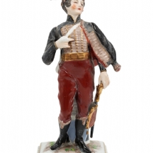 פסלון פורצלן עתיק בדמות קצין במדים, יצרן לא מזוהה, מעוטר בצביעת יד, חתום