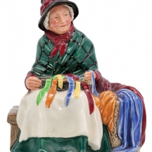 'מוכרת המשי והסרטים' (Silks and Ribbons) - פסל פורצלן אנגלי מתוצרת רויאל דולטון