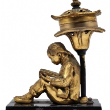 מנורה שולחנית ישנה בדמות נערה סינית קוראת ספר, עשויה ברונזה מוזהבת, בסיס מתכת