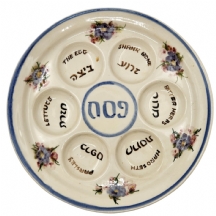 קערת סדר ישראלית לפסח עשויה קרמיקה, מעוטרת בעבודת יד וחתומה