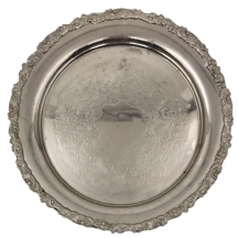 מגש ישן גדול ועגול, עשוי מתכת מצופה כסף, נתמך על שלוש רגליות קטנות ומעוטר