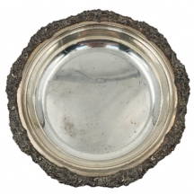 כלי הגשה גדול ומרשים, עשוי מתכת מצופה כסף, נתמך על גב שלוש רגליות מסוגננות, חתום