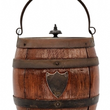 מיכל עתיק לעוגיות, עשוי חרסינה (הפנים), עץ והתקני מתכת