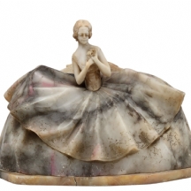 מנורה שולחנית מרשימה וכבדה עשויה אלבסטר מגולף בדמות אישה בשמלה רחבה, חתום