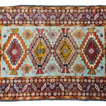 שטיח פרסי ישן ויפה, דוגמת קווקז, ככל הניראה מאזרבג׳אן, עשוי צמר על כותנה